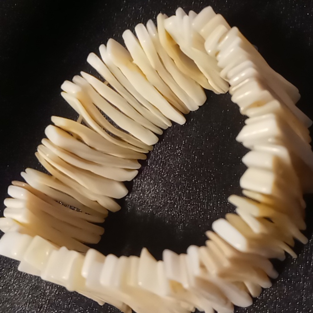 Mother of pearl Shell bracelet expandable.